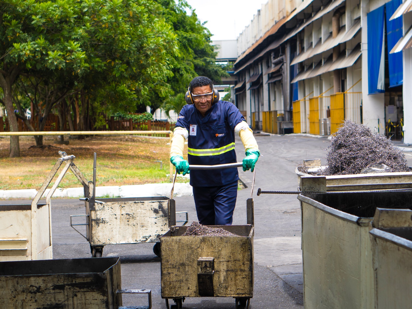 Colaborador da Padrão Serviços em serviço de conservação de área industrial