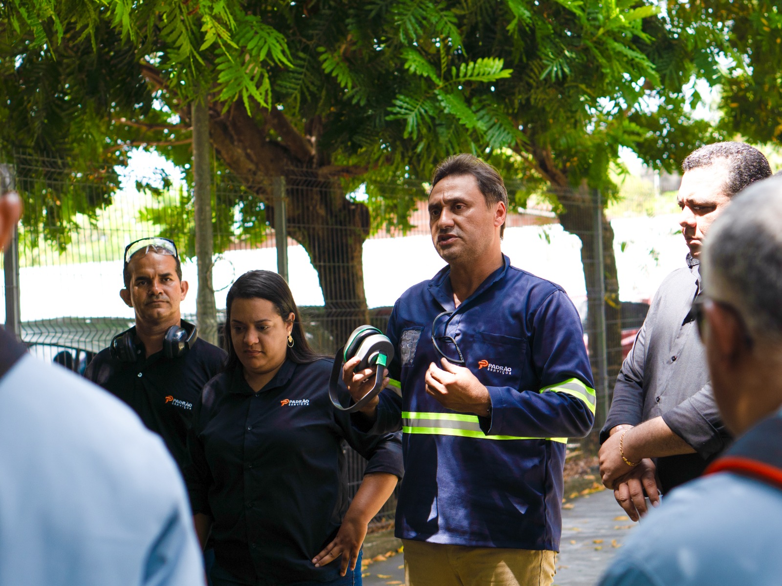 Equipe de gestão da Padrão Serviços em vistoria de operação