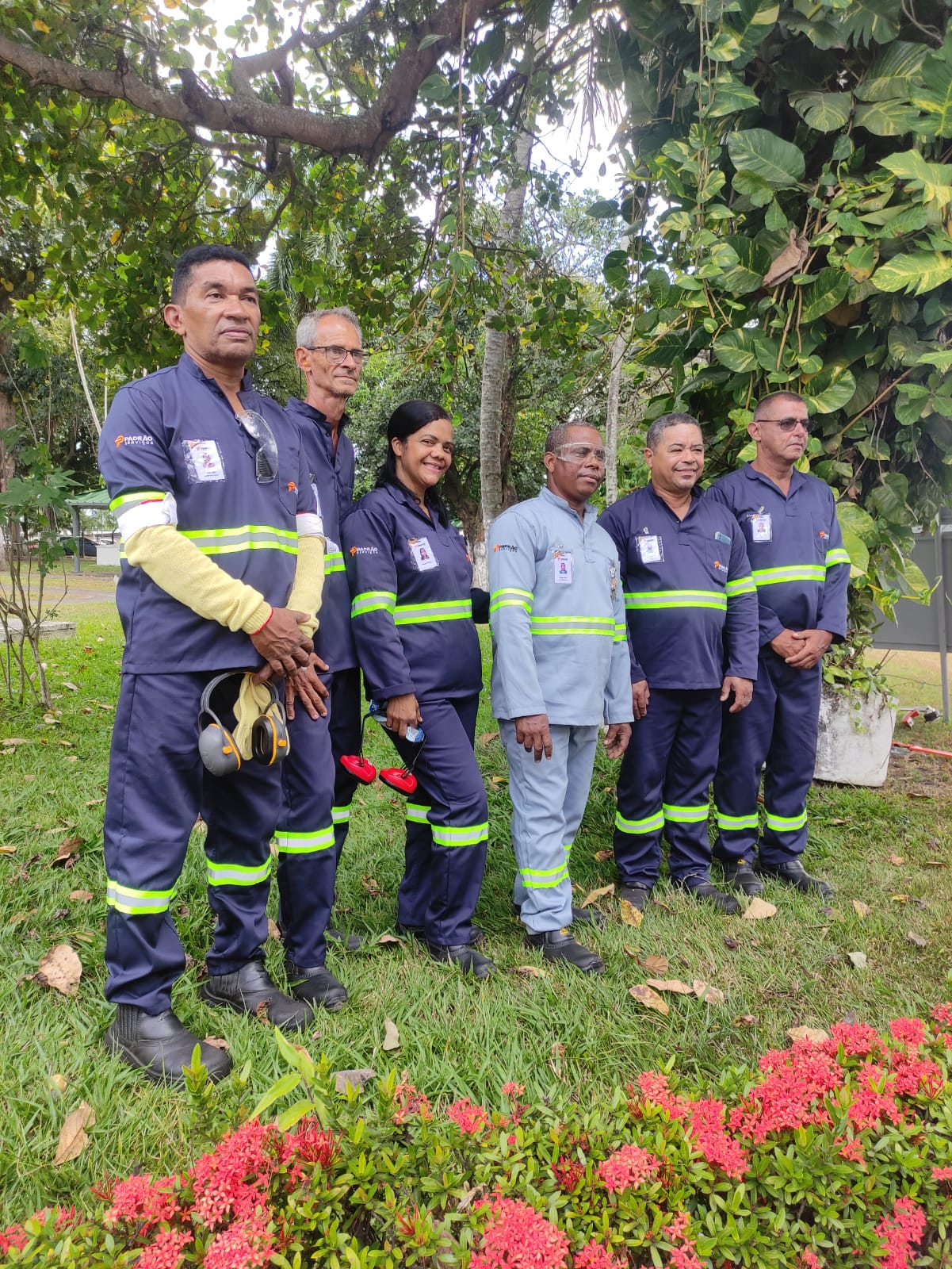 Equipe uniformizada da Padrão Serviços em operação industrial