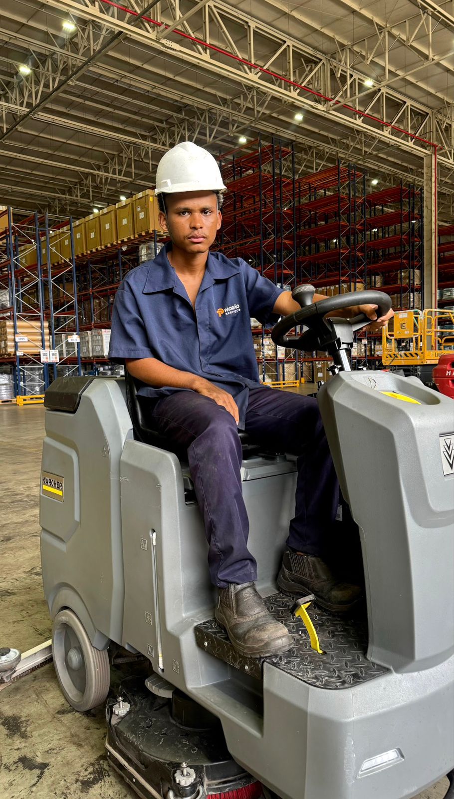 Colaborador da Padrão Serviços operando equipamento automatizado
